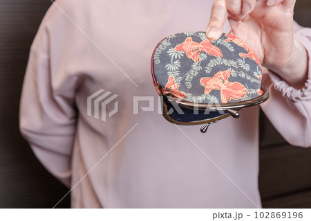 【からっぽのがま口をひっくり返す主婦】 【からっぽのがま口をひっくり返す主婦】 102869196