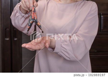 【からっぽのがま口をひっくり返す主婦】 【からっぽのがま口をひっくり返す主婦】 102869197