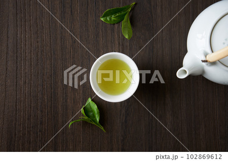 急須で淹れた緑茶 102869612