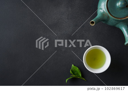 急須で淹れた緑茶 102869617