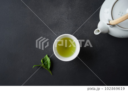 急須で淹れた緑茶 102869619