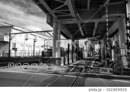 鉄道の高架化工事 東京都 東村山駅周辺 2023.05　b-6 モノクロ 102869920