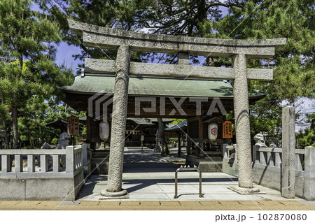 松江　賣布神社　鳥居と随身門　島根県松江市 102870080