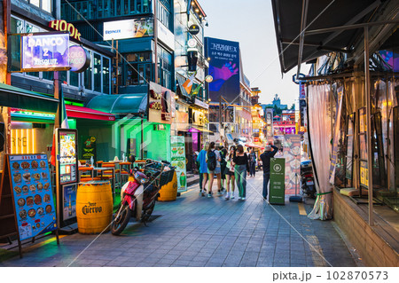 ソウル　夕暮れの梨泰院　※一部ソフトフォーカス 102870573