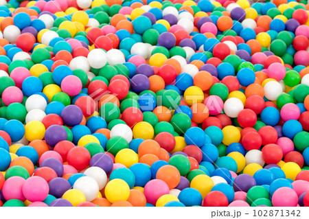 大量のカラーボール 大量のカラーボール 102871342