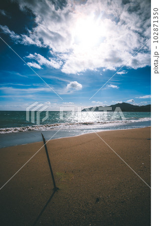 夕暮れのビーチ 102871350