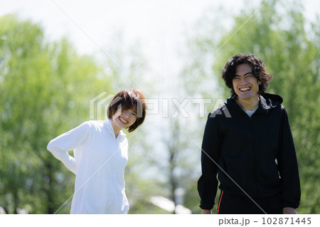 公園で運動中の笑顔のカップル 公園で運動中の笑顔のカップル 102871445