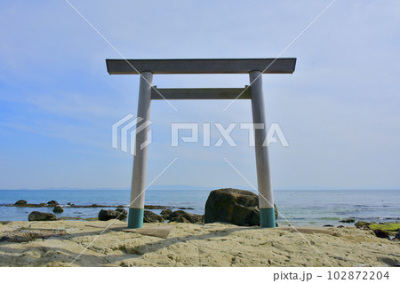 愛知県南知多町つぶて浦の鳥居 102872204