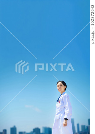 白衣の女性と晴天の街並み 白衣の女性と晴天の街並み 102872642