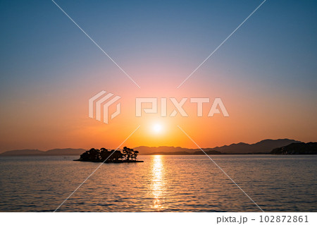 宍道湖の夕暮れ 102872861