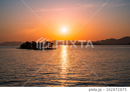 宍道湖の夕暮れ 102872875