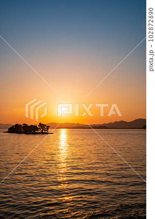 宍道湖の夕暮れ 102872890