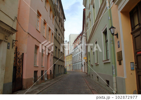 北欧バルト三国ラトビアの首都リガ　中世の面影が残る世界文化遺産リガ旧市街歴史地区の路地 102872977