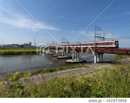 大和川を渡る近鉄南大阪線の電車 大和川を渡る近鉄南大阪線の電車 102873008
