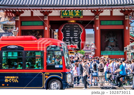 日本の東京都市景観 5月・GW。浅草寺はコロナ禍前の賑わい。マ無しの方も増加…驚きの自転車…＝5日 102873011