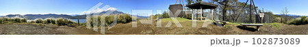 道志山塊の大平山山頂より富士山パノラマ 102873089