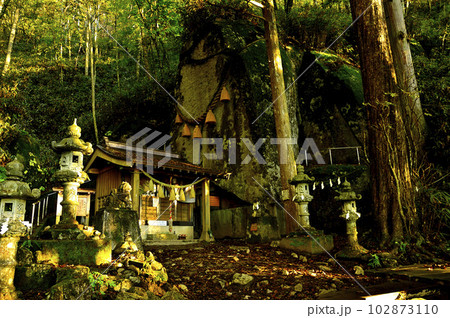 道志山塊の石割山 朝を迎える石割神社 道志山塊の石割山 朝を迎える石割神社 102873110