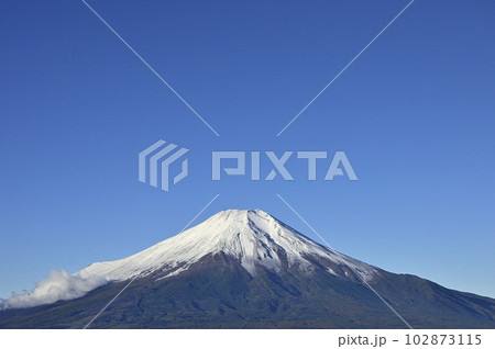 道志山塊の石割山山頂より朝日浴びる雪化粧した富士山コピースペース 102873115
