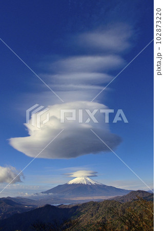 丹沢山地の菰釣山山頂より望む吊るし雲あらわる富士山 丹沢山地の菰釣山山頂より望む吊るし雲あらわる富士山 102873220