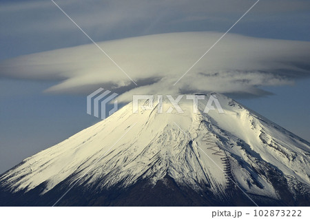 丹沢山地の菰釣山山頂より望む笠雲かぶる富士山 102873222