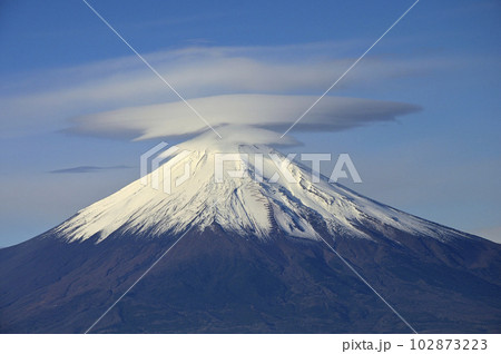 丹沢山地の菰釣山山頂より望む笠雲かぶる富士山 丹沢山地の菰釣山山頂より望む笠雲かぶる富士山 102873223