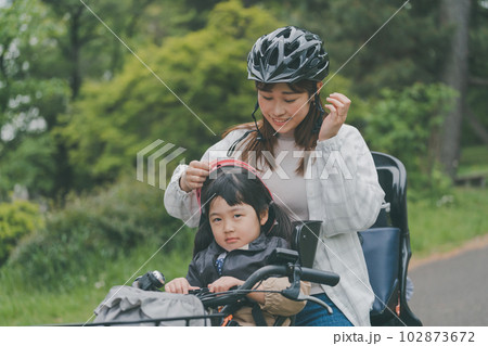 自転車用ヘルメットをかぶる母娘 自転車用ヘルメットをかぶる母娘 102873672