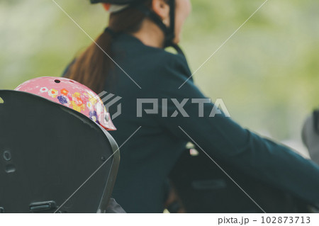 母子ともに自転車用ヘルメットの着用 102873713