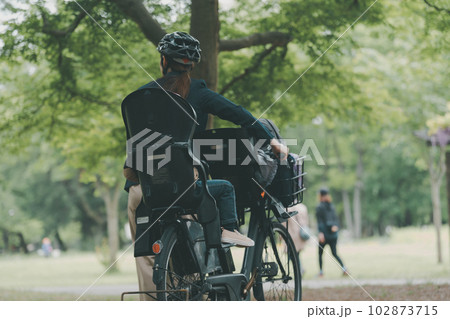 母子ともに自転車用ヘルメットの着用 母子ともに自転車用ヘルメットの着用 102873715