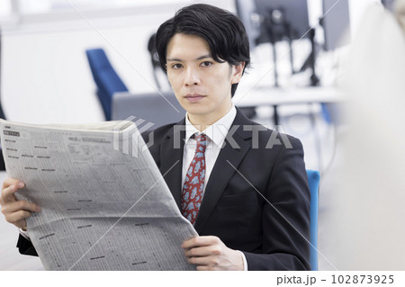 新聞を読むビジネスマン 新聞を読むビジネスマン 102873925