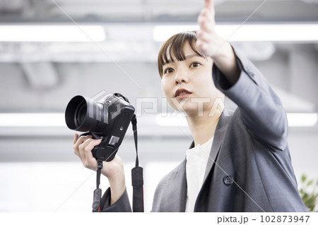 女性フォトグラファー撮影イメージ 102873947