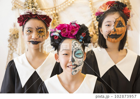 フェイスペイントをした小学生女の子たち ハロウィンメイク フェイスペイントをした小学生女の子たち ハロウィンメイク 102873957