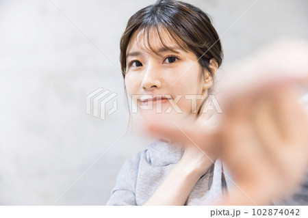 ダンススタジオで踊る若い女性　ダンス　ヒップホップイメージ 102874042