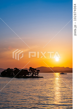 宍道湖の夕暮れ 102874064