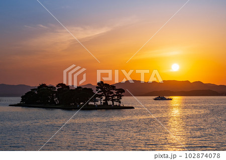 宍道湖の夕暮れ 102874078