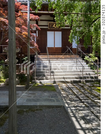 木曽福島の名勝　初夏の興禅寺　日本一広い石庭 102874135