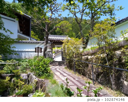 木曽福島の名勝　初夏の興禅寺　日本一広い石庭 102874146