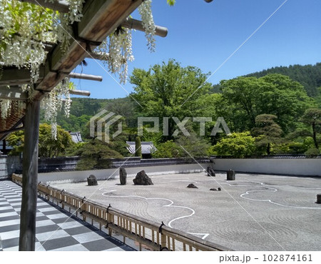 木曽福島の名勝　初夏の興禅寺　日本一広い石庭 102874161