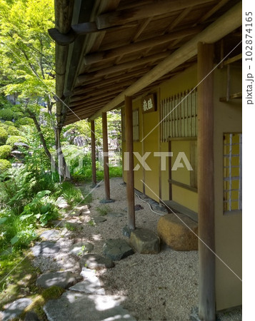 木曽福島の名勝　初夏の興禅寺　日本一広い石庭 102874165