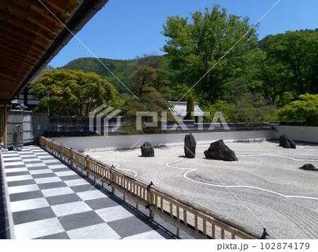 木曽福島の名勝　初夏の興禅寺　日本一広い石庭 102874179