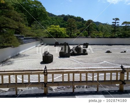 木曽福島の名勝　初夏の興禅寺　日本一広い石庭 102874180