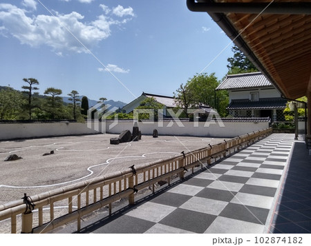 木曽福島の名勝　初夏の興禅寺　日本一広い石庭 102874182