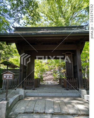 木曽福島の名勝　初夏の興禅寺　日本一広い石庭 102874192