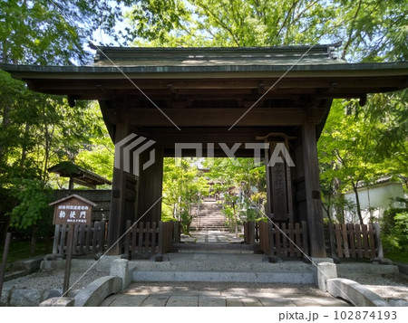 木曽福島の名勝　初夏の興禅寺　日本一広い石庭 102874193