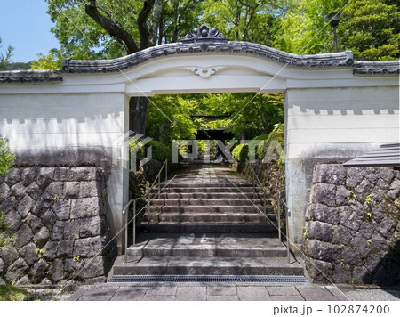 木曽福島の名勝　初夏の興禅寺　日本一広い石庭 102874200