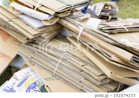 廃品回収のダンボールイメージ 102874253