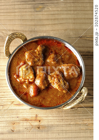 鶏肉入りスパイシーインドカレーを俯瞰で撮影 鶏肉入りスパイシーインドカレーを俯瞰で撮影 102874520