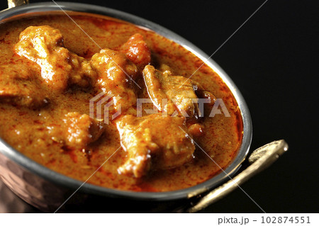 鶏肉入りスパイシーインドカレーを黒背景で撮影 鶏肉入りスパイシーインドカレーを黒背景で撮影 102874551