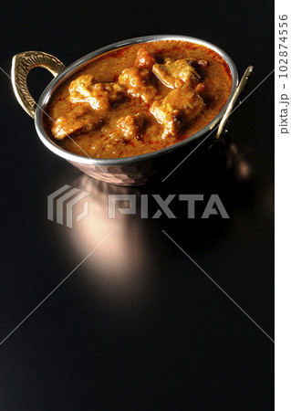 鶏肉入りスパイシーインドカレーを黒背景で撮影 鶏肉入りスパイシーインドカレーを黒背景で撮影 102874556