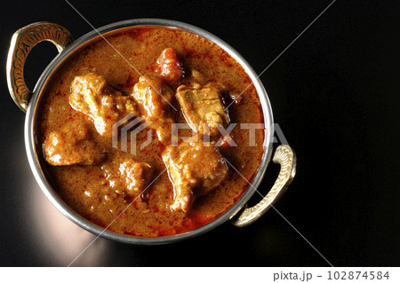鶏肉入りスパイシーインドカレーを黒背景で俯瞰撮影 102874584