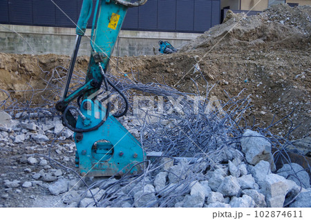 住宅の解体現場　鉄筋コンクリート　コンクリート壁や基礎の解体　瓦礫の山 102874611